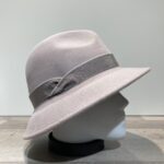 Chapeau feutre laine asymétrique gris clair