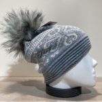 Bonnet bleu avec strass et pompon