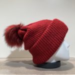 Bonnet uni rouge transformable en tour de cou avec pompon