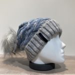 Bonnet bleu avec pompon