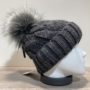 Bonnet tricot torsadé uni gris doublé avec pompon