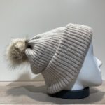 Bonnet uni beige transformable en tour de cou avec pompon