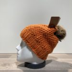 Bonnet tricot uni orange fil en lurex brillant doublé avec pompon Herman