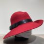 Chapeau feutre laine asymétrique bord franc rouge