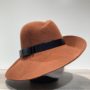 Chapeau feutre laine asymétrique bord franc rouille