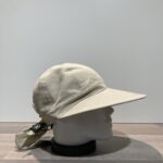Casquette grande visière beige ajustable