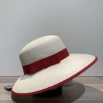 Chapeau bord large panama galon rouge